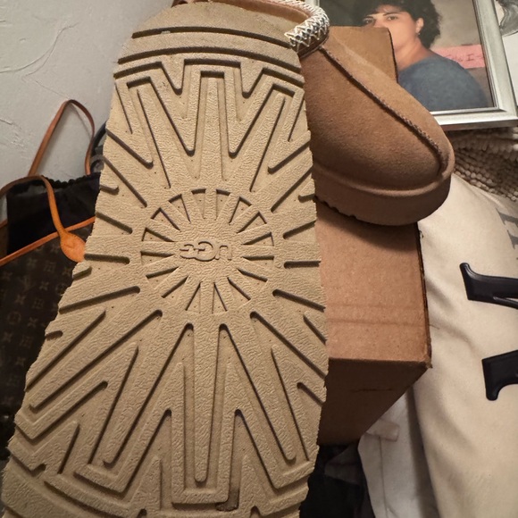 Like new Platform women’s ugg taz slip on in color sand - Picture 5 of 6
